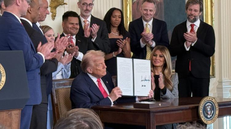 Religiosos tendrán prioridad en cuidado infantil, firma Trump orden