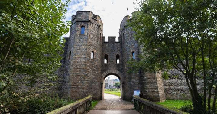 Huge pop rockers to play Cardiff Castle gig next summer