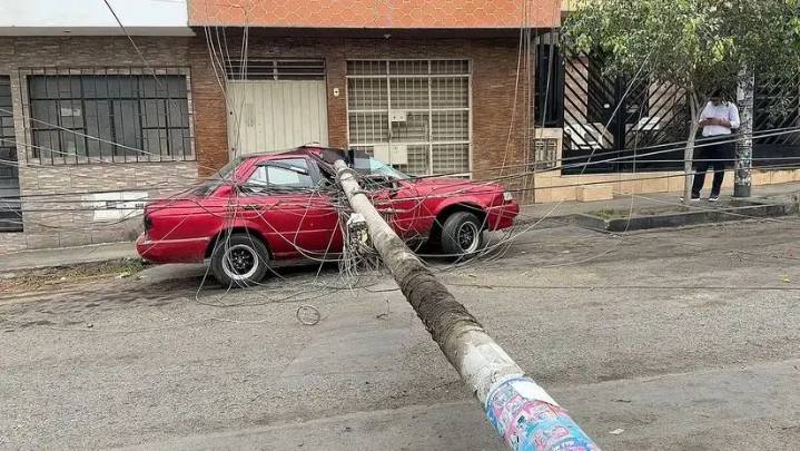 Un poste de telefonía se vino abajo y aplastó un vehículo en Independencia
