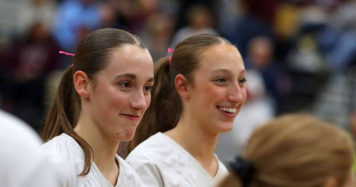 Smith sisters shine in senior season, help lead Prairie Ridge volleyball back to state