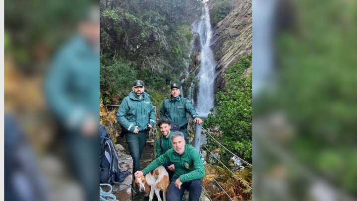 La Guardia Civil un perro atrapado en la Cascada del Chorritero, en Ovejuela More