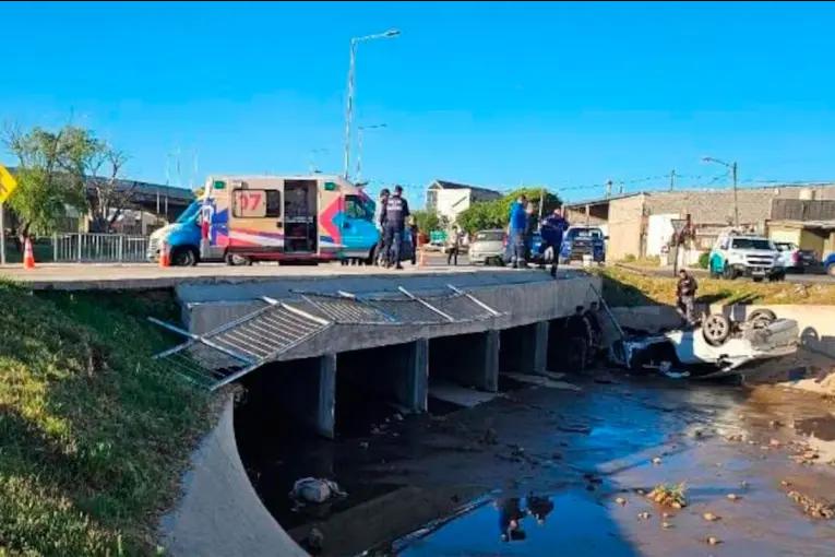 Perdió el control de su Audi, volcó y cayó a un canal: sufrió una fractura