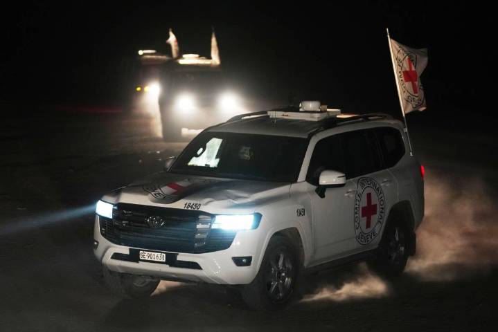 Entrega Hamás 3 rehenes más a Israel