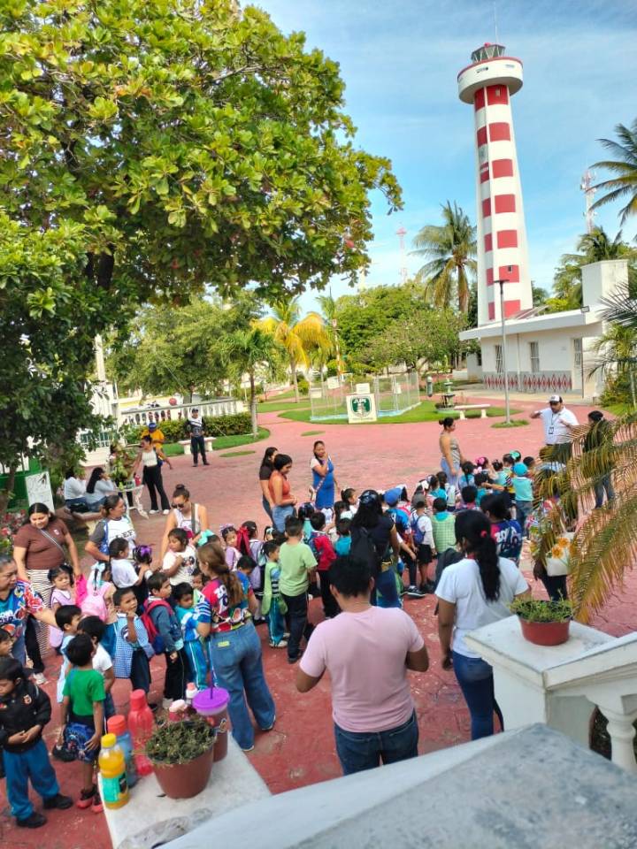 ALUMNOS DEL JARDÍN DE NIÑOS “LEOPOLDO CERVERA” VISITAN EL FARO ANTIGUO DE ISLA AGUADA