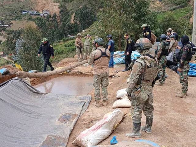 Pataz: Comando Unificado destruyen campamento y maquinaria usada por mineros ilegales