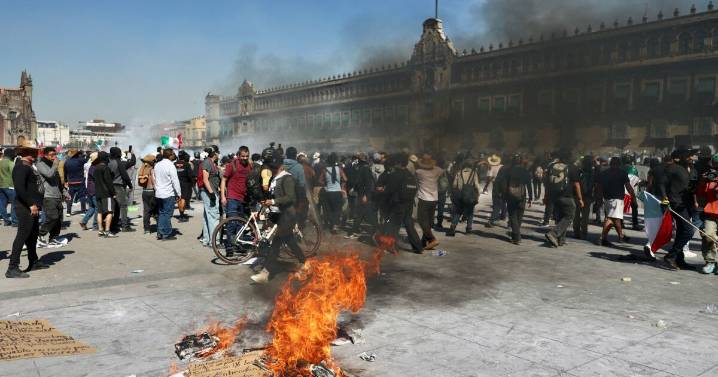 #EnFotos: Manifestantes y policías se enfrentan en el Zócalo de la CDMX