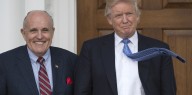 Donald Trump indultó a Rudy Giuliani y otros implicados en intentos de anular elecciones de 2020