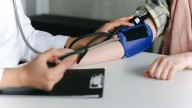 Por qué la hipotensión o presión arterial baja puede ser tan peligrosa como la hipertensión y requiere atención inmediata
