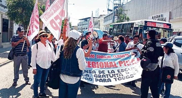 Miles de estudiantes afectados por paro de docentes en Piura