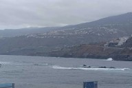 Una mujer muere y otras nueve personas resultan heridas, tres de ellas de gravedad, por un golpe de mar en el Puerto de la Cruz (Tenerife)