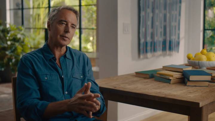 Dan Buettner, divulgador científico: "La gente longeva de las 'zonas azules' no hacen burpees, ni yoga ni Crossfit, caminan"