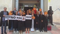 Abogados de Alicante se disfrazan en Halloween para manifestarse contra una jubilación de terror
