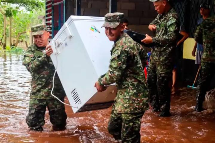 Ejército Nacional atienden a damnificados por invierno en Vichada