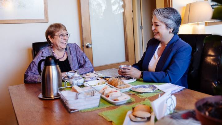 A 17 días del balotaje, Bachelet dio señal de apoyo a Jeannette Jara