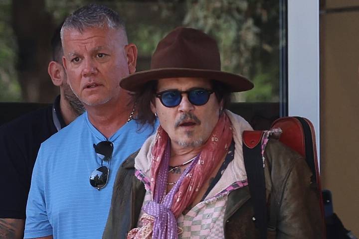 Arribó en un vuelo pivado. Johnny Depp ya está en la Argentina: todas las fotos de su llegada al país