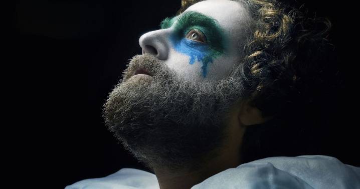 Series y streaming: Baskets, el humor incómodo como forma de supervivencia