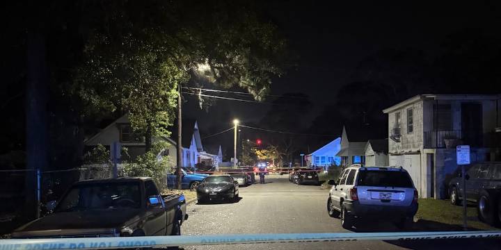 Large police presence on Deiter St. in Savannah Saturday night