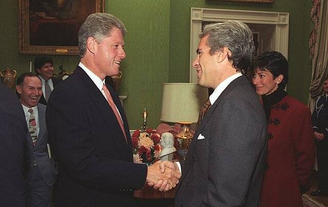 Trump pide al Departamento de Justicia y al FBI investigar a Clinton por sus presuntos vínculos con Epstein