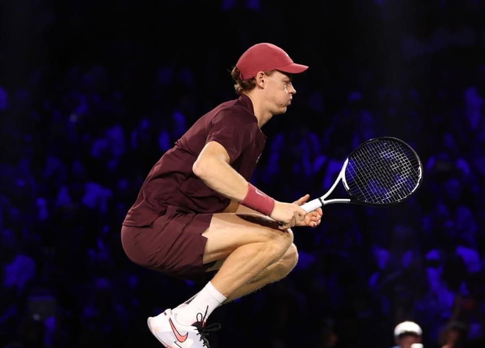 Avanza Sinner a la final del Másters de París