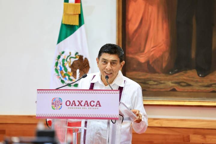 Tren suburbano El Tehuanito mejorará vida de personas istmeñas: Jara