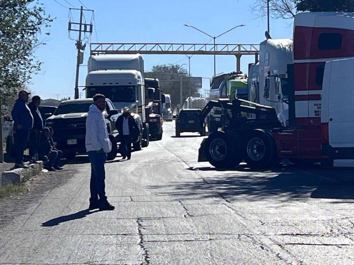 Continúan campesinos bloqueando la Panamericana