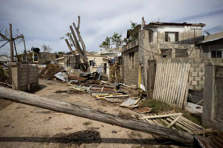 Más de 90.000 familias sin techo y 27 comunidades siguen aisladas en Jamaica por Melissa
