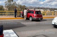 Camioneta choca vs baranda en paso a desnivel de la Sacramento