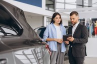 10 trucos que los vendedores de autos usan para hacerte gastar más