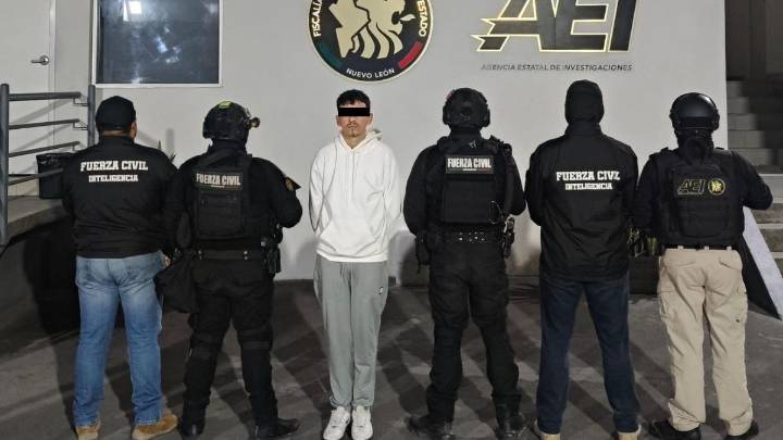 Hombre intenta huir y choca contra patrulla en Monterrey; aseguran varias dosis de droga