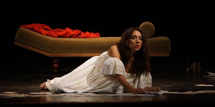 “El poder o es prepotente o es cacareada de político aguachento”, Lorena Vega cierra su obra sobre la mujer de Rosas