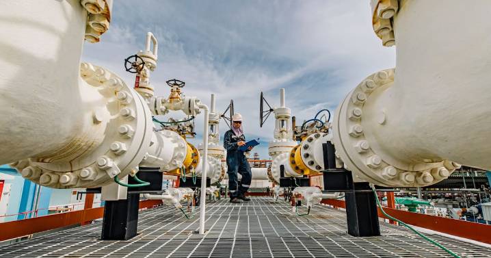 La demanda de petróleo y gas seguirá creciendo por 25 años, advierte la AIE