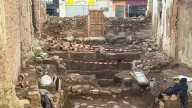 Un trozo de una muralla medieval se esconde bajo el suelo de un solar de Mérida