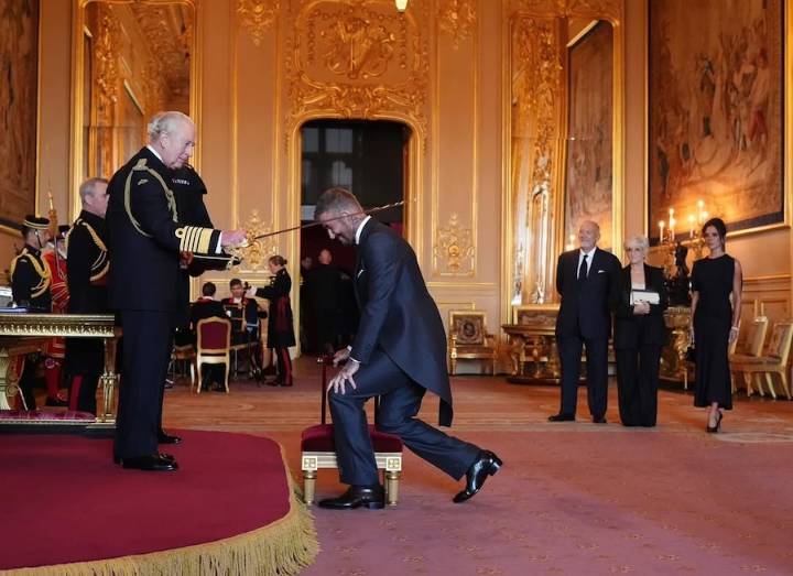 David Beckham es nombrado caballero por el rey Carlos III
