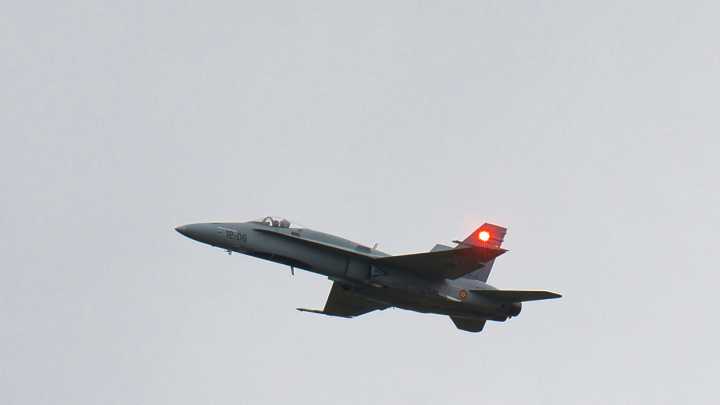 El estruendo del caza F-18 en Son San Juan que hizo llorar a los niños y vibrar a la multitud