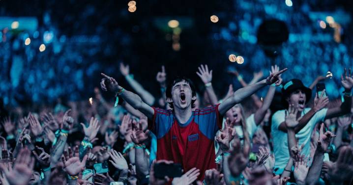 Government cracks down on touts as it bans resale of tickets above face value