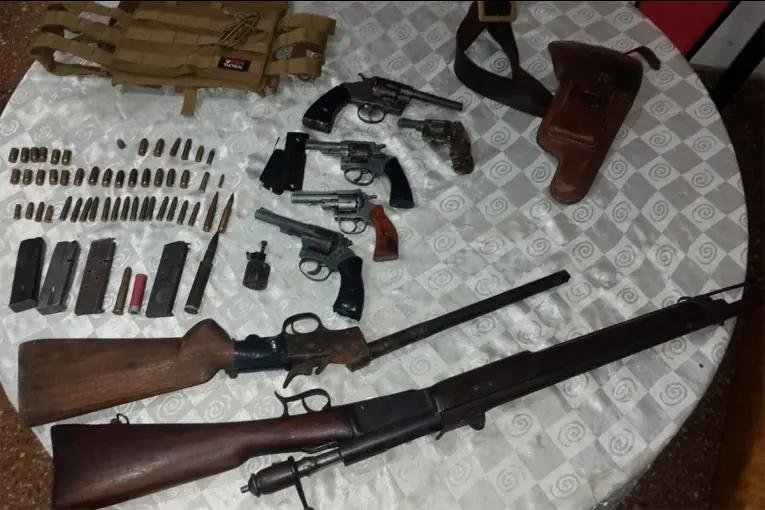 Secuestraron gran cantidad de armas y municiones tras allanamientos en Paraná: hay un detenido