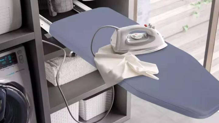 Ahorra espacio y dinero: esta tabla de planchar con un 72% de descuento es perfecta para apoyarla en el armario