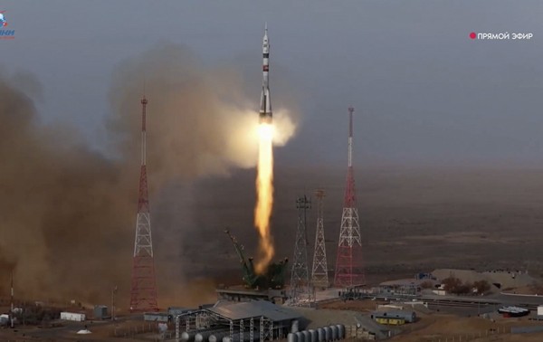 Tripulación de EU y Rusia llega a Estación Espacial Internacional en nave espacial rusa Soyuz