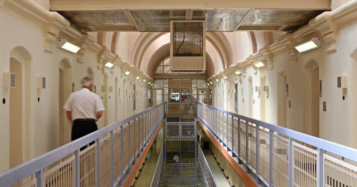 HMP Wandsworth prisoner released by mistake as urgent manhunt launched