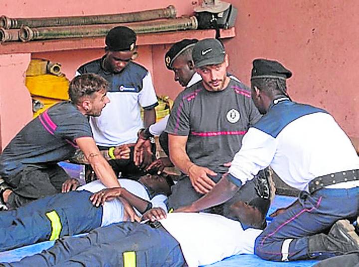Parte del grupo de bomberos guipuzcoanos atrapados en Guinea Bissau aterriza en España