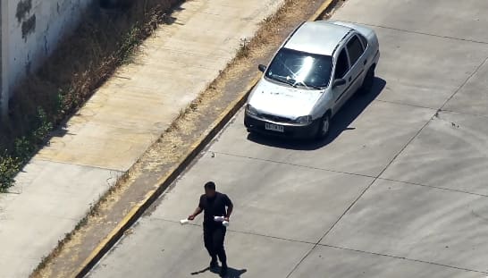 Imágenes muestran cómo detienen a sujeto que intentaba ingresar droga a cárcel Santiago 1 mediante “pelotazos”