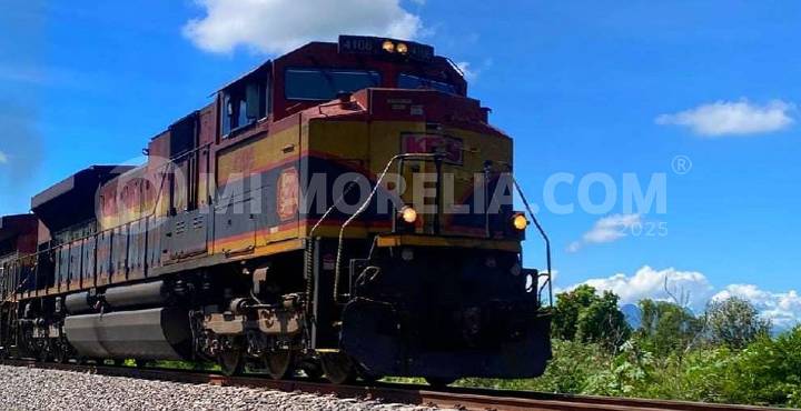Delincuentes roban mercancía del tren en Arteaga