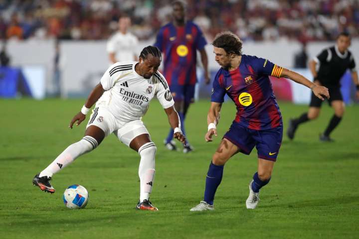 Leyendas del Barcelona vencen a las del Real Madrid en un clásico español en El Salvador