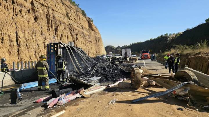 Se registra accidente de tractocamión en el kilómetro 36 de la autopista Naucalpan