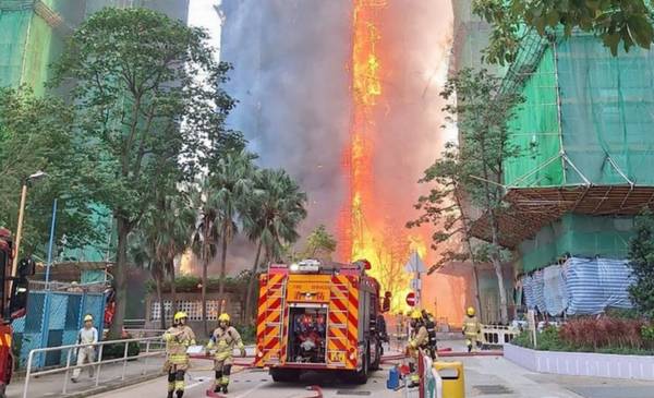 Se incendia un complejo de edificios en Hong Kong