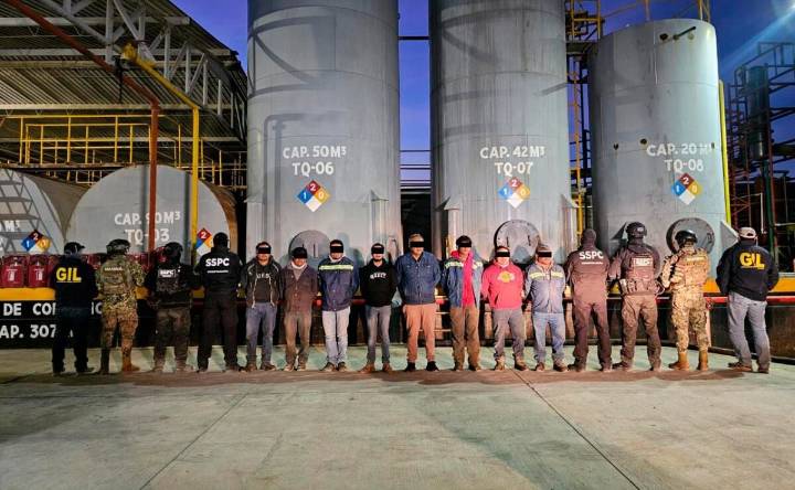 Aseguran 250 mil litros de huachicol y 12 pipas en inmueble que simulaba manejo de residuos en Veracruz