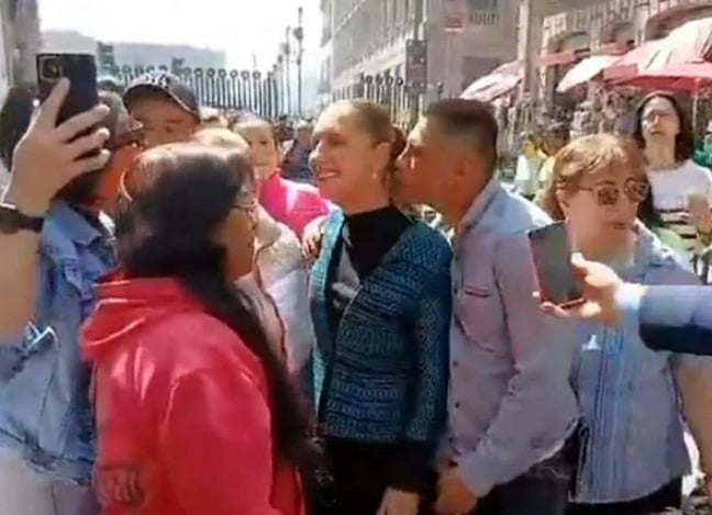 Hombre se acerca por la espalda y toca a la presidenta Claudia Sheinbaum durante un encuentro en la calle