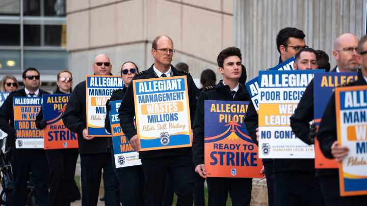 Allegiant pilots picket outside Des Moines International Airport