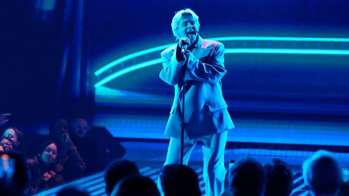 See Robyn's First 'Dopamine' Performance