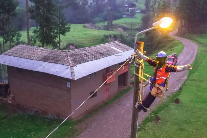 Minem culmina 14 obras de electrificación rural y lleva energía a más de 1,300 localidades